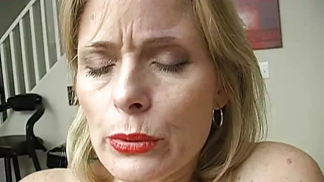 Latina salope ayant un énorme gode et vibrant en même sexe francais a la maison temps p5