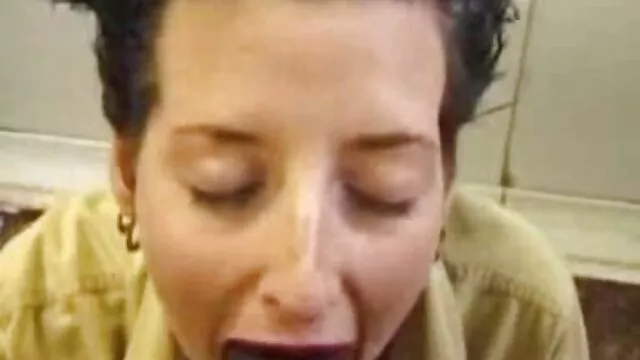 Regarde-moi dans les yeux pendant que je branle sexe maison arabe ta grosse bite dure JOI