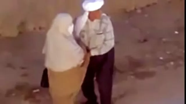 Hottie sex maison arab utilise ses doigts avant de la baiser