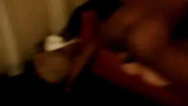 Elle devient excitée en regardant du porno et Spycam video sexe à la maison est en ligne