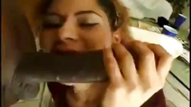A big fait maison sex phallus penetrates the pussy of a young girl with difficulty