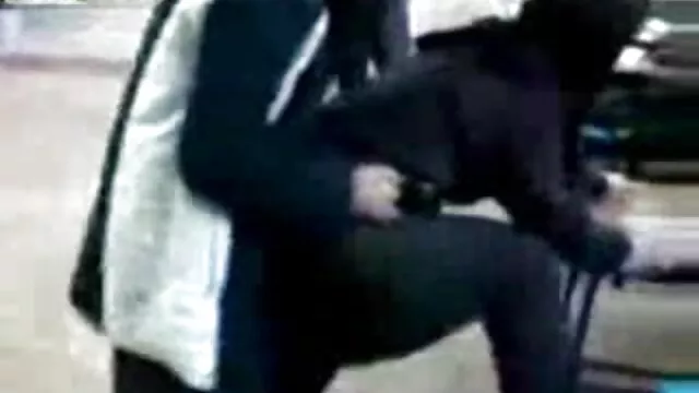 Une fille brune se fait une tarte à la crème sur la cam p8 maison de production porno