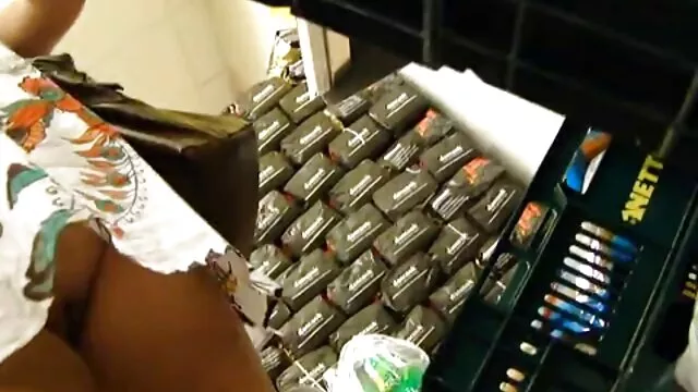 Ma copine maison du porno m'appelle pour le petit déjeuner et reçoit une surprise très chaude
