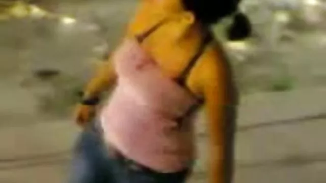 MILF asiatique fait de son mieux pour le détendre video sexe maison