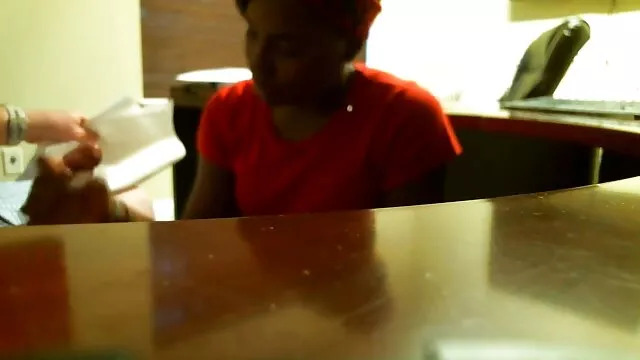 The housewife arranged a striptease in front of video porno maison close the guest