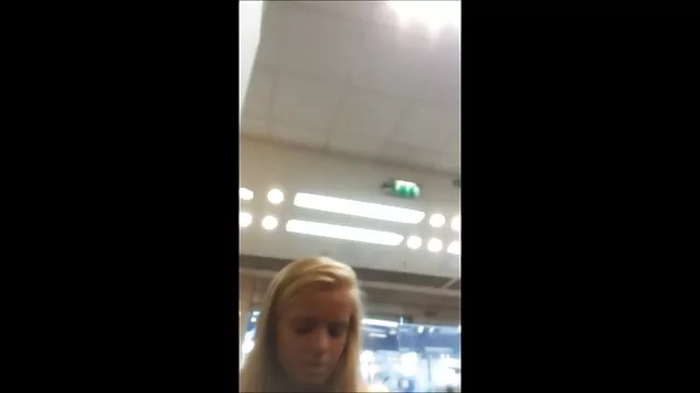 J'adore baiser a la maison porn les filles quand elles parlent au téléphone