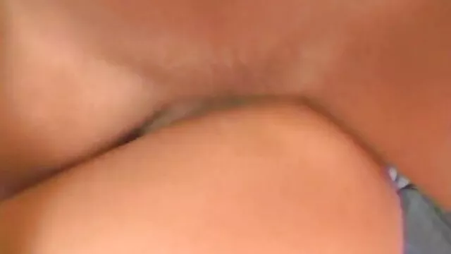 Être la MILF la plus chaude du moment signifie la maison du porno que Lisa Ann a le plaisir de baiser 5 grosses bites noires à la fois!