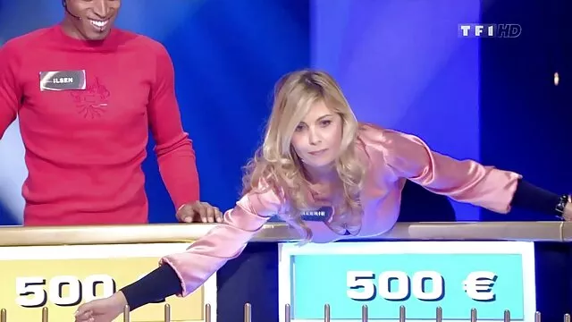 Bulle asiatique ronde et brune video maison amateur rebondit sur la bite