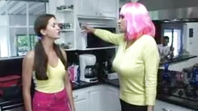 Latina put on video sexe maison shorts and left the top open